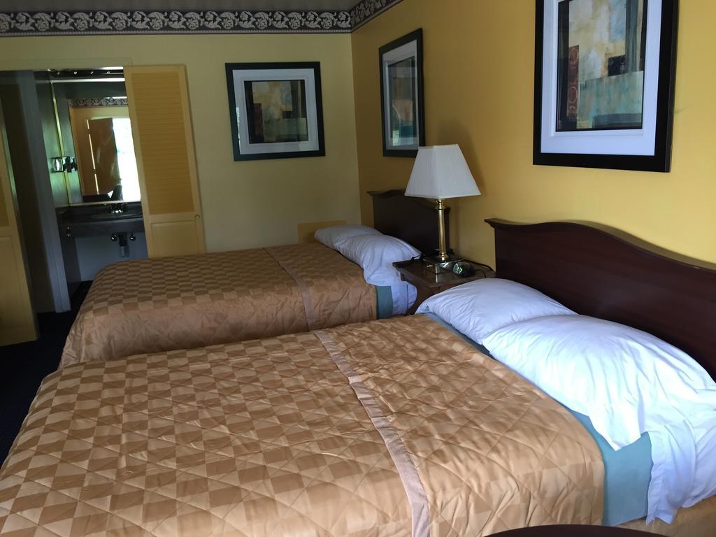Norwalk Inn Room photo