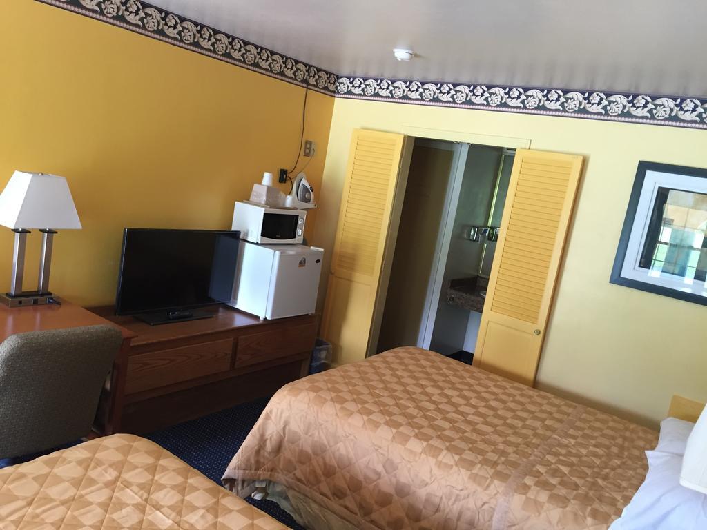 Norwalk Inn Room photo